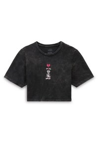 Camiseta negra recortada de manga corta, con textura desgastada y gráficos en la parte frontal de un esqueleto con un icono de corazón roto en rosa.