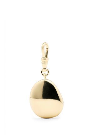 Glanzende, gladde, druppelvormige gouden hanger met een afgeronde sluiting aan de bovenkant, geïsoleerd op een witte achtergrond.