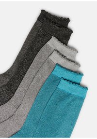 Zestaw pięciu par skarpetek do kostek w kolorach ciemnoszarym, srebrnym, jasnoszarym i turkusowym, wykonanych z teksturowanego, połyskującego materiału z prążkowanymi, falistymi mankietami.