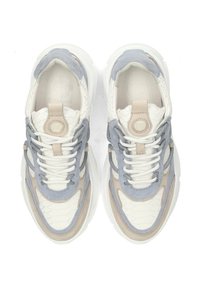 Sneaker spesse con una tomaia bianca testurizzata, dettagli azzurri e beige, occhielli per i lacci rotondi e una suola ammortizzata.