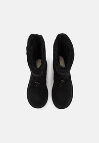 Paire de bottes d'hiver noires mi-mollet avec doublure en fourrure et fermeture à cordon réglable, vue de dessus sur fond blanc.