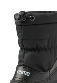 Stivale invernale nero con tomaia in tessuto trapuntato e suola in gomma. Presenta una chiusura con cordino e accenti in pelle rinforzata.