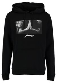 Svart huvtröja i mjukt tyg. Har en framsida med en grafisk bild av bönande händer och ordet "pray" i vit kursiv stil. Inkluderar en känguruficka.