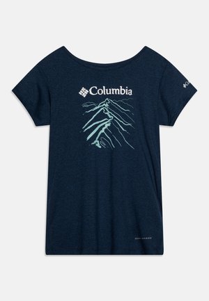 Námornícky modré tričko s krátkym rukávom vyrobené z mäkkej látky, s grafickým motívom hory v svetlomodrej farbe a logom Columbia na prednej strane.