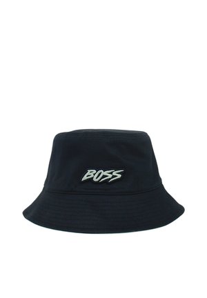Cappello a secchiello nero con tesa curva e logo "BOSS" ricamato in bianco al centro frontale.