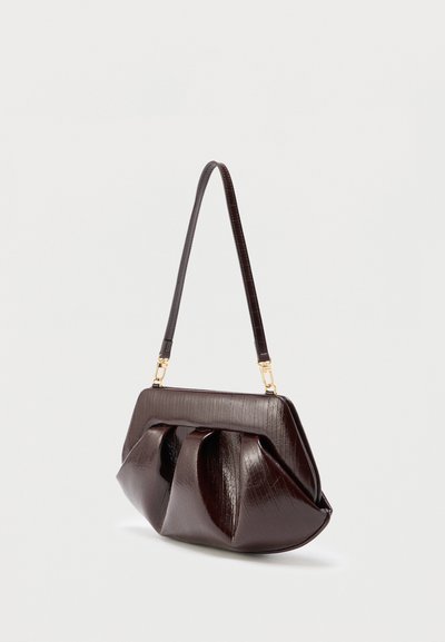 Σκούρα καφέ δερμάτινη τσάντα ώμου με σχεδιασμό με πτυχώσεις και εξαρτήματα σε χρώμα χρυσού σε μια ρυθμιζόμενη, μονή λουρίδα.
