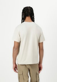 New Balance ESSENTIALS - T-shirts - grey