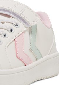 Hummel DERBY - Träningsskor - white pink