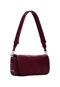 Borsa a spalla in pelle bordeaux con design embossato a fiori, forma rettangolare, tracolla regolabile, accessori in metallo, finitura elegante.