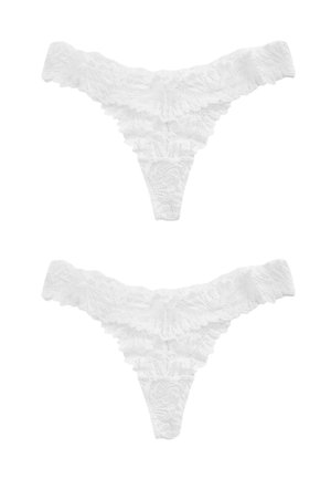 String en dentelle blanche avec motif floral, bords froncés et texture délicate. Présenté en deux pièces identiques, avec un design à couverture minimale.