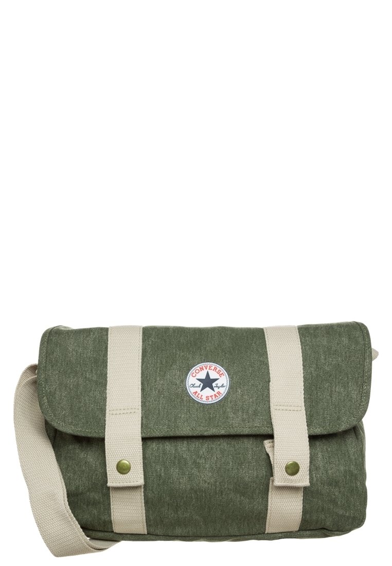 Borsa a tracolla verde in tela con patta pieghevole, spallacci crema, accentuazioni in metallo e una toppa rotonda con logo Converse sulla parte anteriore.