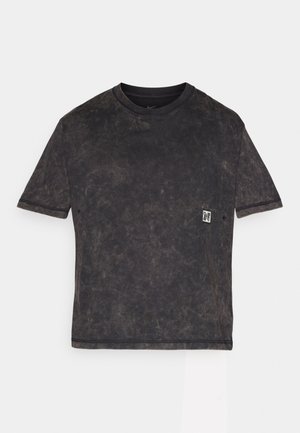 Schwarzes Kurzarm-T-Shirt aus strukturiertem Stoff, mit einem kleinen Logo auf der linken Brust. Lässiger Schnitt mit leicht abgetragenem Aussehen.