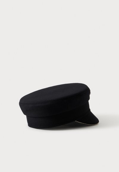 Casquette noire à sommet plat avec une petite visière, ornée de petits clous argentés le long du bord de la visière.