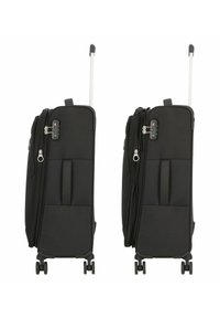 Valigia morbida nera con manico telescopico, ruote lisce e scomparti doppi con zip. Inclusi dettagli testurizzati e lucchetto a combinazione.