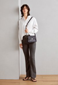 Anna Field Skulderveske - black