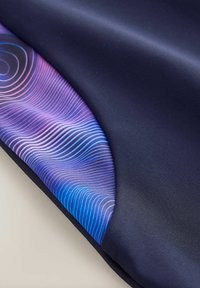 Navy-Stoff mit glatter Textur zeigt eine geschwungene Akzentlinie in Lila- und Blautönen und präsentiert ein wellenförmiges Muster.