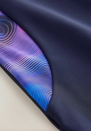 Tumesinine kangas sujuva tekstuuriga sisaldab kaarekujulist aktsenti lilla ja sinise varjundites, näidates lainelist mustrit.