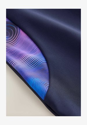 Tissu bleu marine avec une texture lisse présentant un accent incurvé dans des nuances de violet et de bleu, affichant un motif de lignes ondulées.