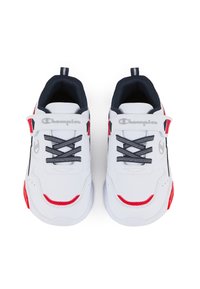 Zapatillas deportivas blancas con acentos en rojo y negro, con cordones y tira de Velcro, que cuentan con una lengua de malla texturizada y el logo de Champion.