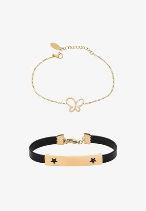 Brățară delicată din lanț auriu cu charm în formă de fluture și brățară din piele neagră cu placă aurie cu două decupaje în formă de stele negre.