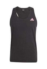 Czarny sportowy top na ramiączkach z okrągłym dekoltem, z małymi perforacjami i różowym logo Adidas w prawym górnym rogu. Gładka tekstura.