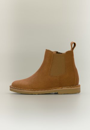 Brauner Chelsea-Boot aus Wildleder mit elastischem Seitenpanel, Zuglasche hinten, flacher Sohle und genähten Details.