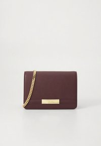 Borsa a tracolla in pelle bordeaux con tracolla a catena dorata, chiusura a scatto e pannello frontale con accento color oro. Finitura testurizzata.