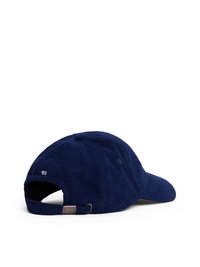 Berretto in cordinò blu navy con visiera curvata, cinturino regolabile sul retro e dettagli ricamati vicino al cinturino. Superficie testurizzata con linee verticali.