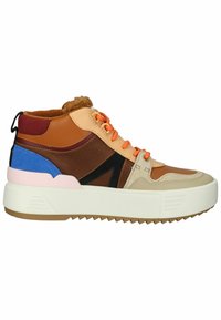 Zapatillas altas con cuero multicolor en marrón, beige, negro y azul. Superficie texturizada y cordones naranjas. Suela blanca gruesa.