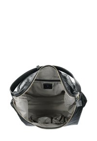 Schwarze Ledertasche mit Reißverschluss, mit gestreiftem Stofffutter, fester Form und zwei Griffen zum Tragen.