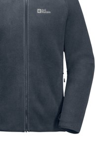 Giacca in pile blu scuro con zip a tutta lunghezza, colletto alto e logo sul petto sinistro. Include tasche laterali con zip e una consistenza liscia.