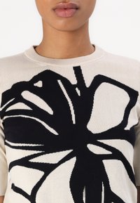 DKNY GRAFFITI FLORAL  - Neule - light city khaki/black