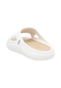 Sandale blanche à enfiler avec un design découpé, semelle texturée beige sable et un petit accent de logo sur le côté. Fabriquée en matériau plastique durable.