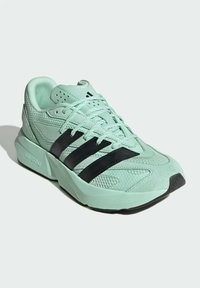 Mátově zelená sportovní bota s černými třemi pruhy, síťovina a semišový materiál, šněrovací design a texturovaná podrážka pro grip.