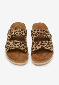 Infradito con stampa leopardata dotate di due fibbie regolabili, texture morbida simile alla scamosciata, suola piatta e design a punta rotonda nei toni terrosi del beige e del nero.