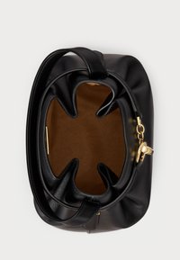 Juodas odinis rankinės krepšys su lygiu paviršiumi, apvalia forma ir rudais audinio vidumi. Savybės: trumpi rankenėlės ir auksiniai akcentai.