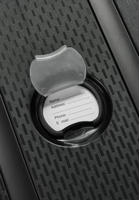 Custodia nera texturizzata con un coperchio trasparente circolare che rivela una scheda bianca per le informazioni di contatto, con righe per nome, indirizzo, telefono ed email.