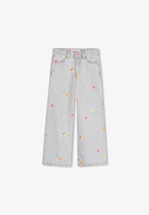 Grå denimvide bukser med flerfarget hjertebroderi. Har myk tekstur, fem lommer og knappestengning.