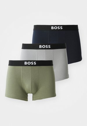 Trois paires de sous-vêtements style boxer en vert olive, gris et bleu marine. Chacune possède une ceinture élastique noire avec "BOSS" en lettres blanches.