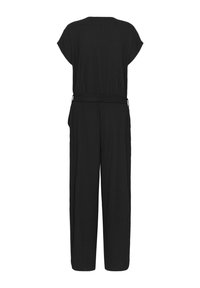 Fekete, rövid ujjú overál övvel a deréknál és bő szárú nadrággal, hátulnézetben, fehér háttéren.