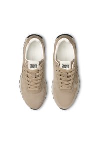 Sneaker in camoscio beige con punta rotonda, lacci beige, suole nere e linguette bianche etichettate "Candice Cooper", viste dall'alto.