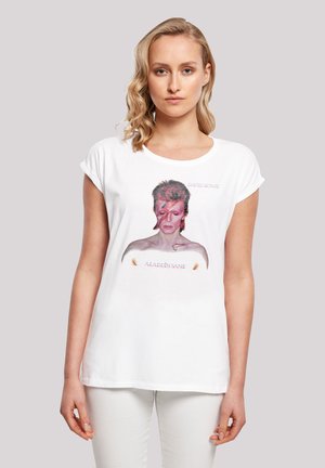 Weißes Baumwoll-T-Shirt mit einem Druck des „Aladdin Sane“-Kunstwerks von David Bowie, in leuchtenden Farben und mit Text in Pink und Rot.
