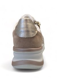 Sneaker beige e oro metallico con retro in suede testurizzato, dettagli in pelle bianca, suola ammortizzata e chiusura con zip sul lato.
