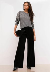 Niet geselecteerd, grey embellished flower