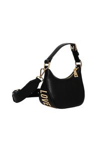 Borsa a tracolla in pelle nera con hardware dorato. Presenta una forma curva, tracolla regolabile e la scritta "LOVE" impressa di lato. Chiusura con zip.