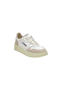 Sneaker bianca bassa con dettagli in camoscio beige, punta traforata, chiusura con lacci e logo del marchio con bandiera americana sul lato.