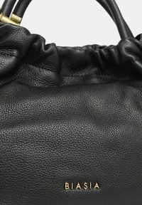 Borsa a tracolla in pelle nera con un design arricciato. Presenta una texture liscia e un logo dorato "BIASIA" sulla parte anteriore. Due robuste cinghie per la maniglia.