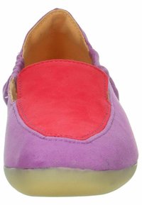 Scarpa slip-on in suede viola con una sezione rossa audace sulla tomaia, punta arrotondata e suola traslucida flessibile.
