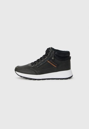 Baskets montantes noires en cuir lisse, avec des accents texturés, une semelle blanche, des détails en zip et un patch de marque.