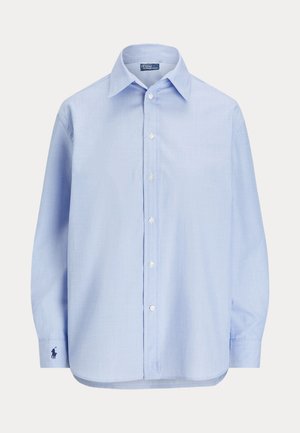 Camicia button-up blu chiaro in tessuto di cotone, con colletto classico, maniche lunghe e un piccolo logo ricamato sul polsino.